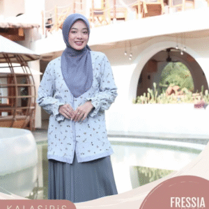 [Mix & Match] KALASIRIS FREESIA BLOUSE POWDER BLUE #M + ABIKA ANNONA BERGO DENIM - Paket Stylish: Blouse & Hijab Serasi